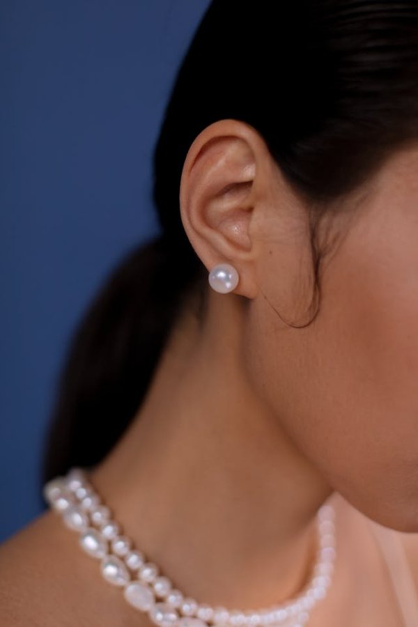 Quels types de boucles d'oreilles en perles d'eau douce sont adaptés pour un look de mariage?