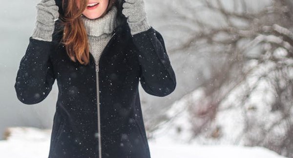 Quels conseils pour choisir des vêtements d'hiver qui mettent en valeur une silhouette petite ?